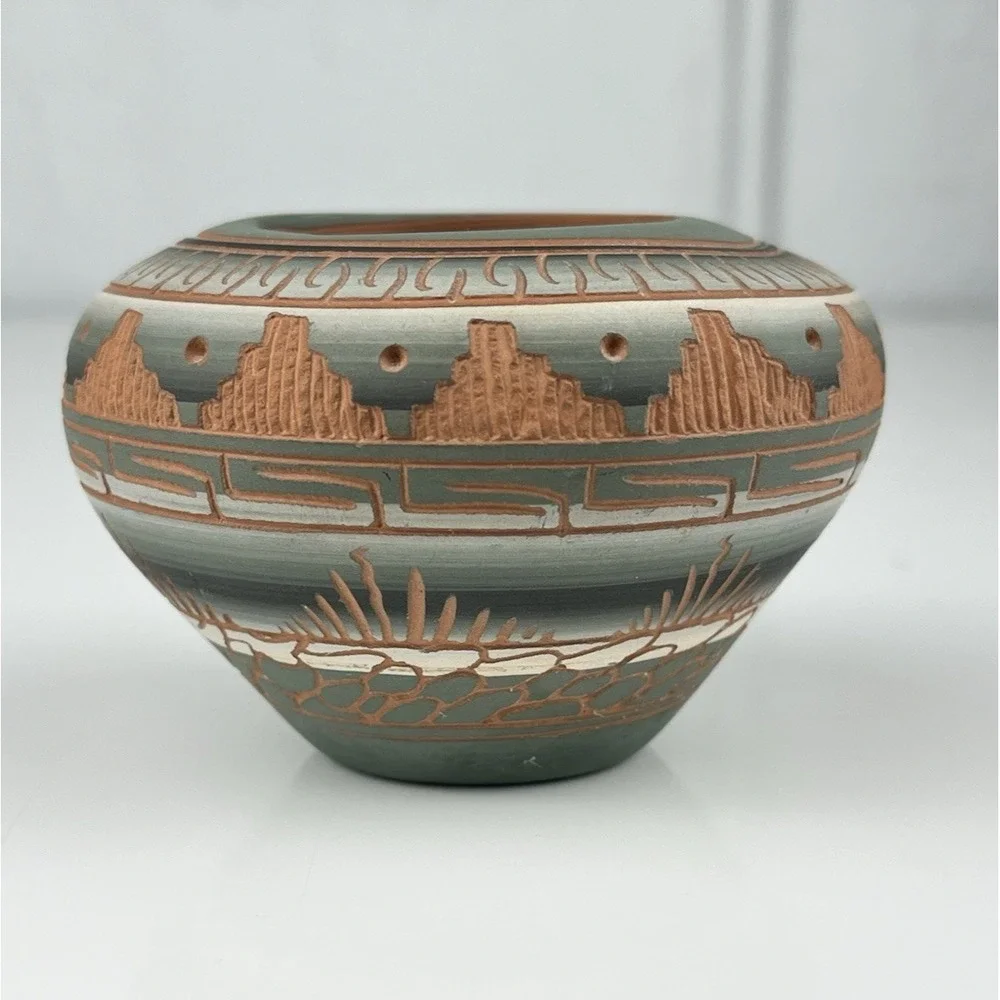 Navajo Etched Pottery Vase Seed Pot Green White Grass Plateau Nature Signed MG